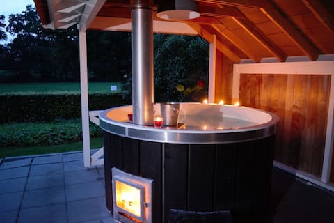 Appelbloesem 6-person hot tub, sauna, sun shower