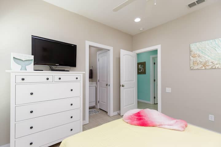 Bedroom #5 with king bed