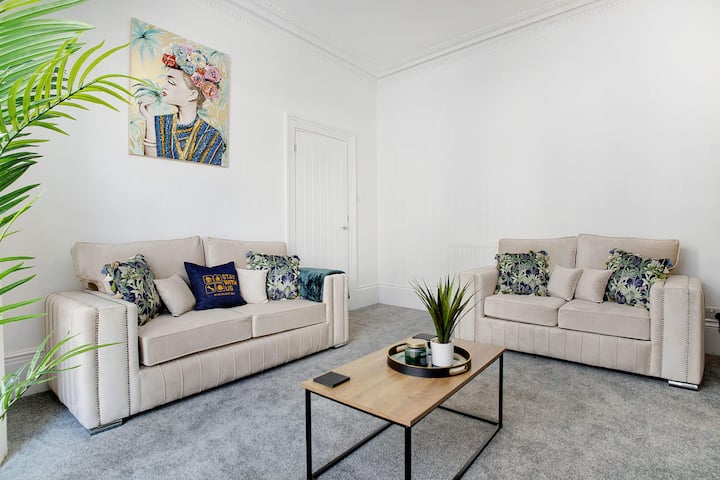 Spacious 4br Retreat Eden Vale | By Stay With Us - Sunderland