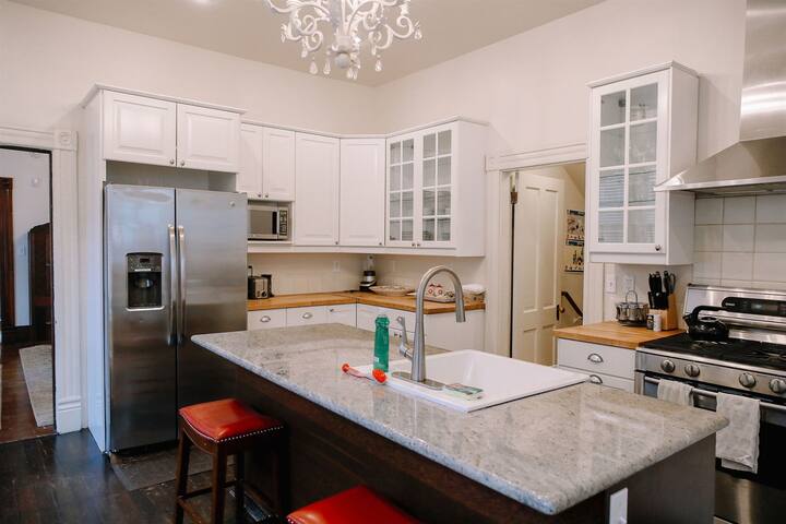 Northwest Nob Hill! Updated Spacious Home! gallery image 3