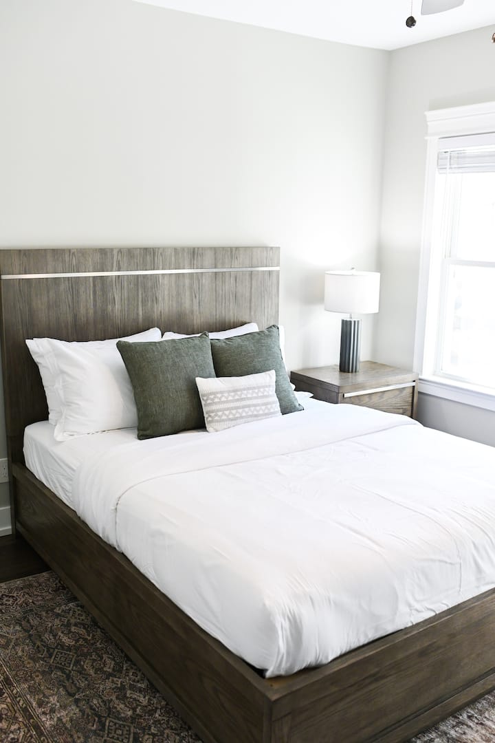 Vous préférez vous détendre et regarder la télévision au lit plutôt que de travailler sur votre ordinateur portable ? C'est peut-être la chambre qu'il vous faut. 