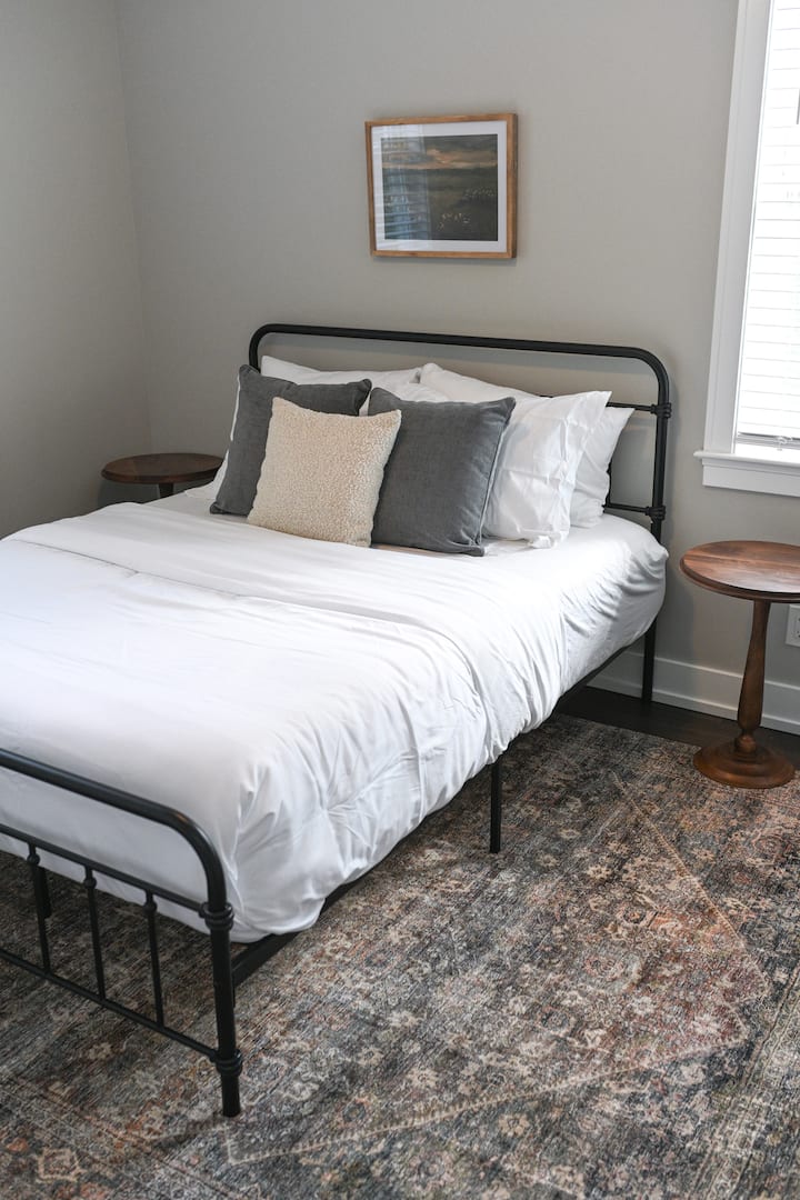 Cette chambre se trouve à droite en haut de l'escalier - croyez-moi, c'est le tapis le PLUS DOUX que vous puissiez toucher ! 