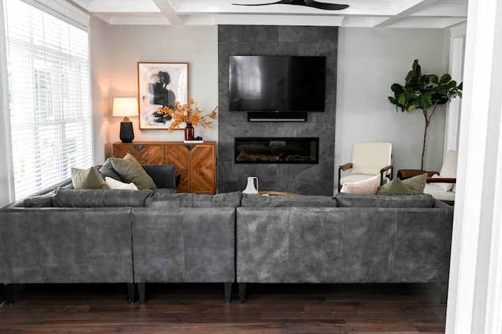 Détendez-vous avec style dans ce salon de luxe, spacieux, confortable et parfait pour créer des souvenirs !