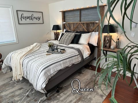 Value! Spacious-Breakfast-Hot tub! Comfy-Location!