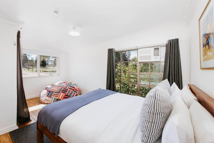 كما توفر غرفة النوم الثانية الخفيفة والمتجددة الهواء في الكوخ سريرًا متوسط الحجم ونافذة مكيف هواء. مريح على كرسي كيس الفاصوليا مع كتابك المفضل.
