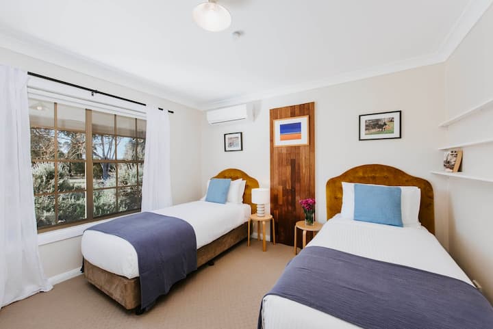 توفر غرفة النوم الرابعة في البيت الرئيسي التي تم تزيينها على الطراز الريفي الحديث سريرين مفردين مع التدفئة والتبريد، مما يجعل هذه الإقامة مثالية للراحة العائلية. 
