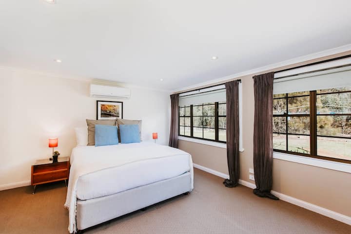 تحتوي غرفة النوم الأساسية المليئة بالضوء على سرير متوسط الحجم وأرواب زجاجية، بينما توفر الأريكة مكانًا هادئًا للاستقرار فيه مع قراءة المساء. التدفئة والتبريد يحافظان على درجات الحرارة مريحة. 
