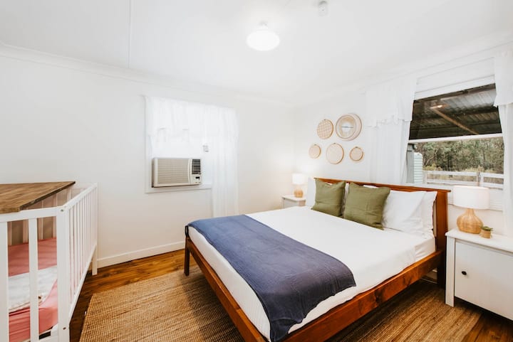 تحتوي غرفة النوم الأولى في الكوخ على سرير متوسط الحجم وسرير أطفال ونافذة مكيف هواء.
