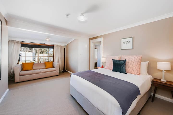 تحتوي غرفة النوم الثانية المفروشة بعناية في البيت الرئيسي على سرير بحجم ملكي وأرواب زجاجية، مع نظام مكيف هواء مقسم وتدفئة متاحان في جميع غرف النوم. 
