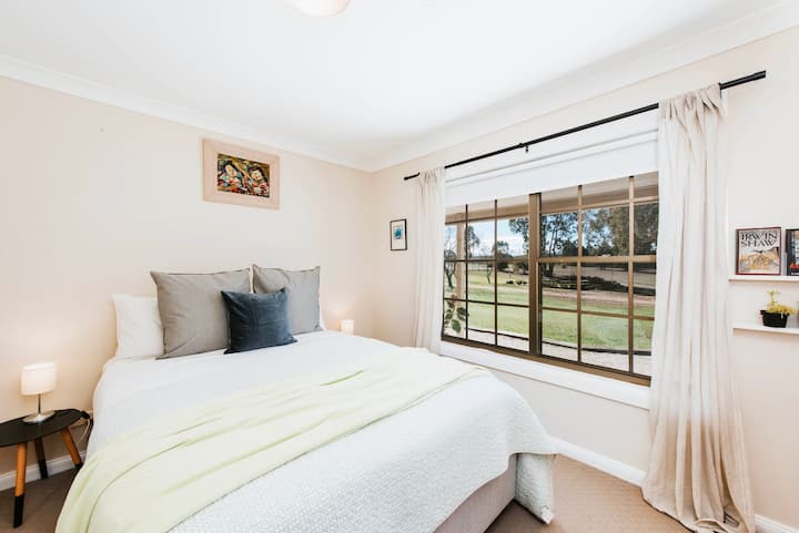 توفر غرفة النوم الثالثة سريرًا متوسط الحجم وأروابًا مدمجة، مع نوافذ كبيرة توفر إطلالات على الريف المحيط. 
