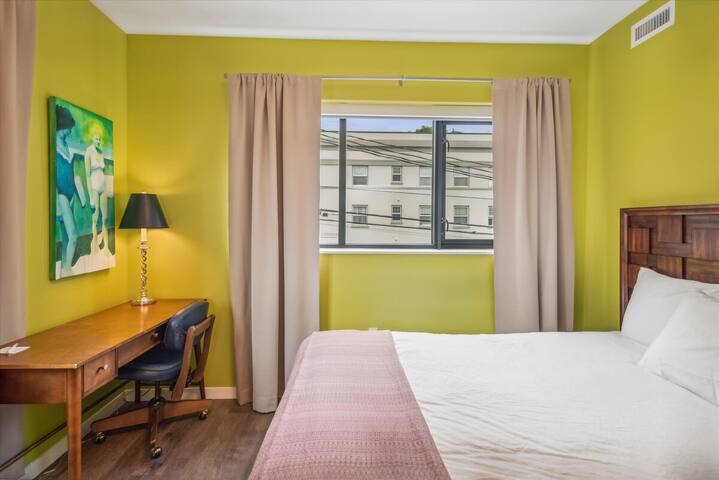 Bright & Bold 2BR/2BA w/ Vaulted Ceilings + Laundr gallery image 4