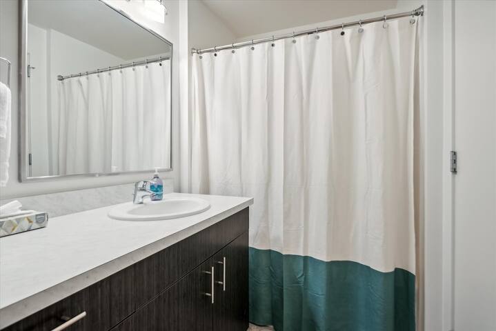 Bright & Bold 2BR/2BA w/ Vaulted Ceilings + Laundr gallery image 2