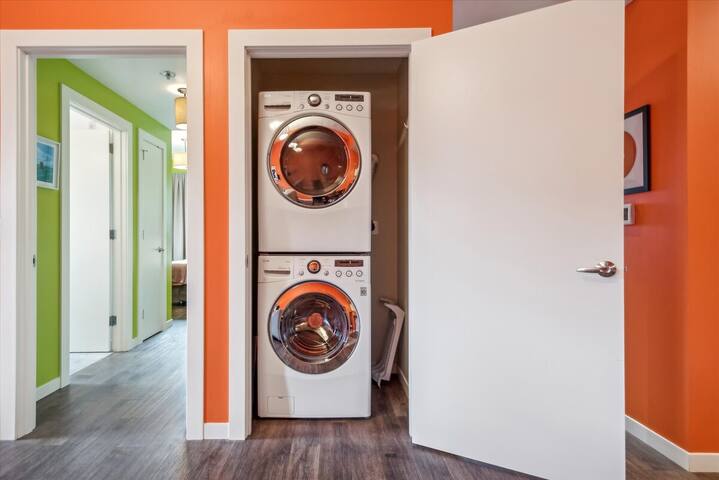 Bright & Bold 2BR/2BA w/ Vaulted Ceilings + Laundr gallery image 3