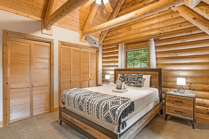 Chumba cha pili cha kulala cha Malkia kiko ghorofa ya juu ambacho pia kina sehemu mahususi ya kufanyia kazi!