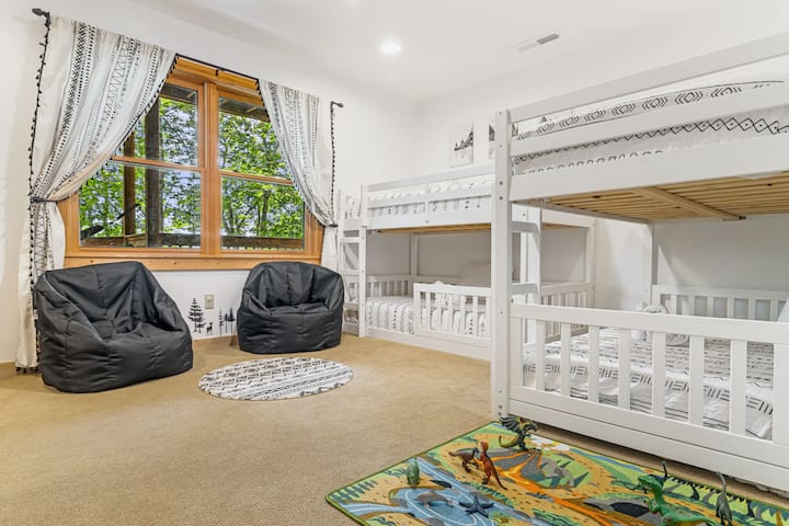 Nenda chini kwenye chumba cha ghorofa cha watoto kilicho na nafasi ya watoto 4 wenye umri wa miaka 1-100 ili kuwa na sehemu yao wenyewe. Kifurushi N Play kinaweza kupatikana kwenye kabati katika chumba hiki.