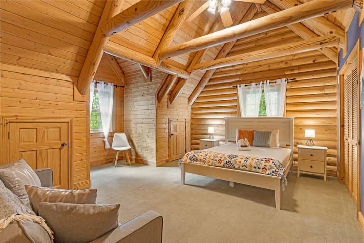 Kwenye ngazi ya juu, chumba hiki cha kulala chenye nafasi kubwa cha Queen kilicho na kochi la kulala lililokunjwa huwapa wasafiri nafasi na faragha inayohitajika ili kufurahia likizo.