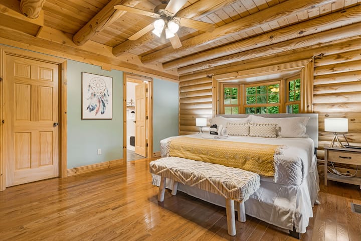 Pumzika kutoka kwa kundi na ufurahie hali ya kifahari ya chumba kikuu cha kulala.