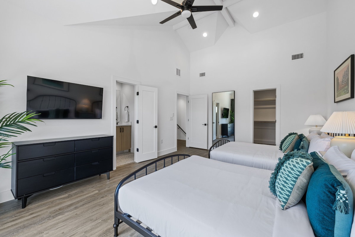 Cool Pool | Killer Digs | Group Travel | Book Now