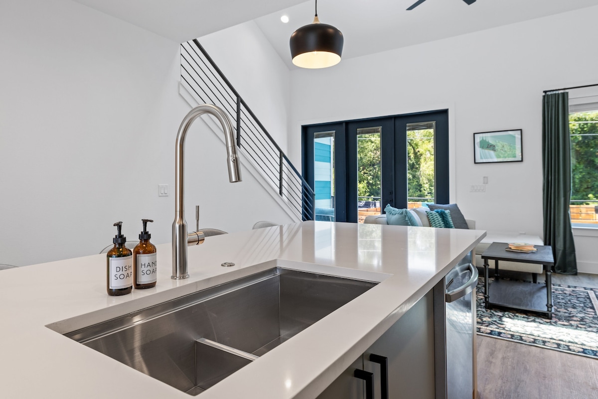 Cool Pool | Killer Digs | Group Travel | Book Now