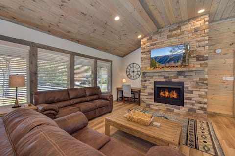 Destination Dolly- Cabin w/ Modern Amenities