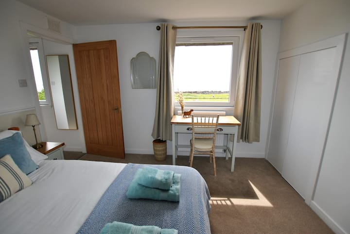 Kila chumba cha kulala kina mandhari ya bahari