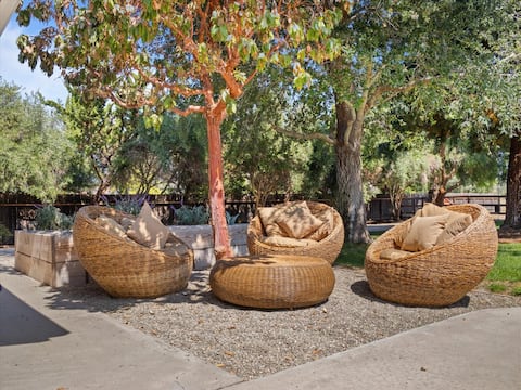 Hot tub, fire pit, walk to tasting rooms!