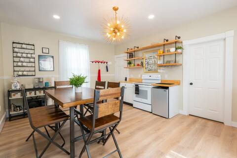 *5Bd Vibrant Home Sleeps 10|Historic Salem + Bever