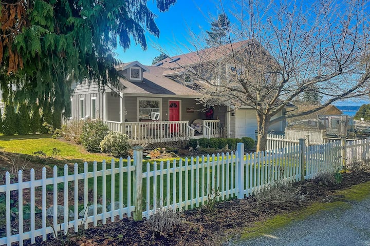 Ocean/mountain View 3br With Decks & Firepit - Oak Harbor, WA