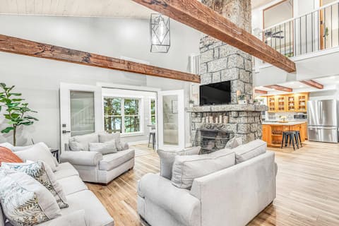 New lakefront, dog-friendly home with dock & beach