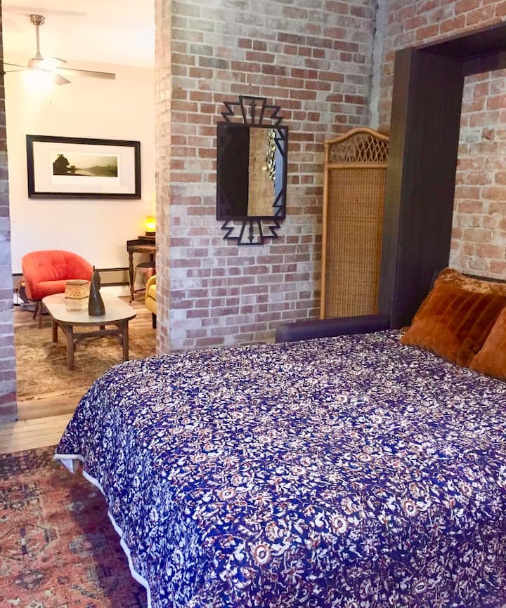 Signature Suite 301 Queen Murphy Bed