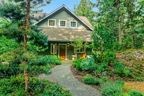 Lovely 3BR Valleyview | Fireplace | Deck