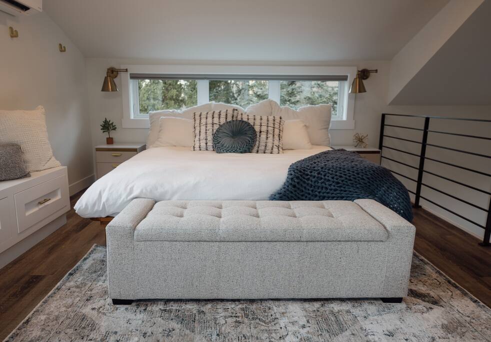 DADU- Gateway Getaway King Bed