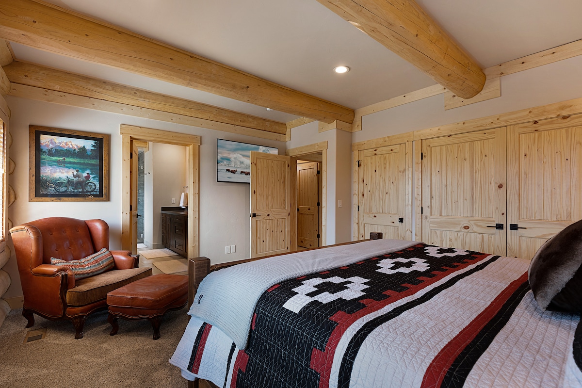 Sunset Magic ~ slaapkamer #1 op de begane grond met kingsize bed en eigen badkamer