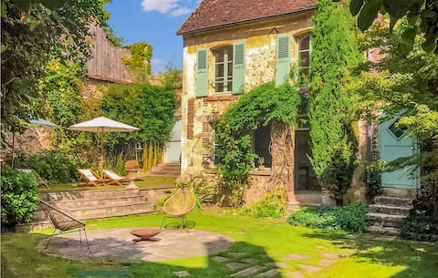 5 bedroom gorgeous home in Villeneuve-sur-Yonne