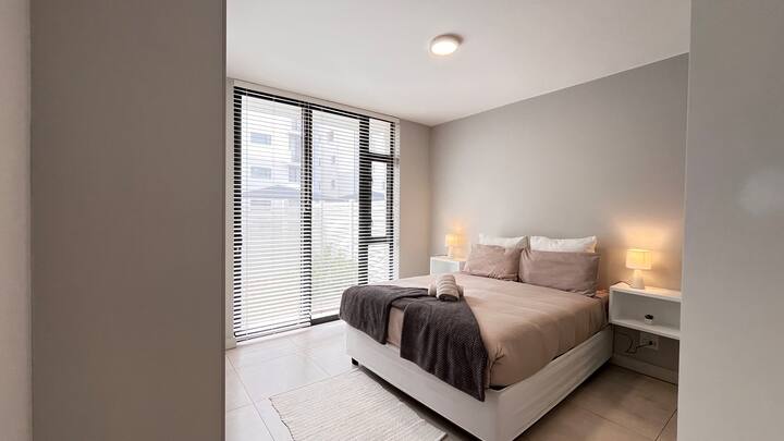 غرفة النوم الرئيسية المؤدية إلى الحديقة الخاصة