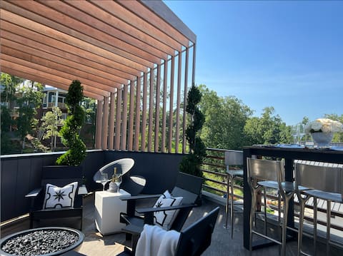 Elevate Your Stay: Flatiron Charm with a Rooftop Twist