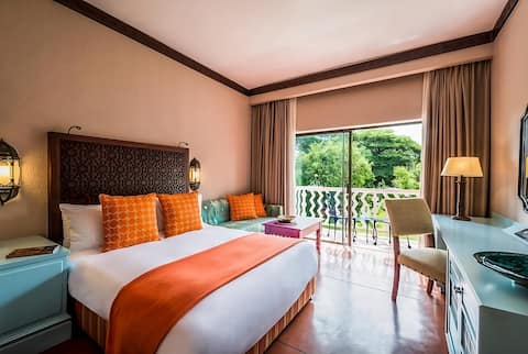 Nature Escape! Two Units, Pool & Spa, Free Parking