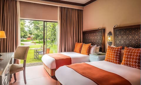 Group Getaway! 3 Family Rooms, Onsite Pool & Spa!