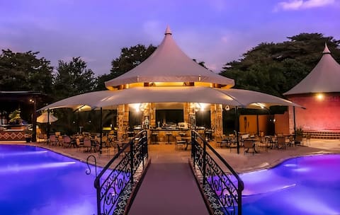 Rare Find! 4 Family Rooms, Close to Victoria Falls