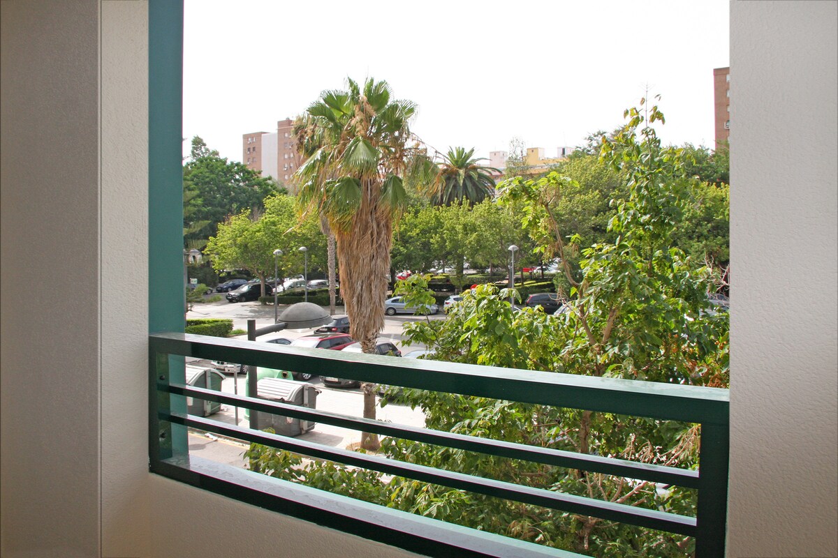 Popular Airbnb listing: Las Ciencias F. Apartments Wi-Fi + PK + A/C in Quatre Carreres