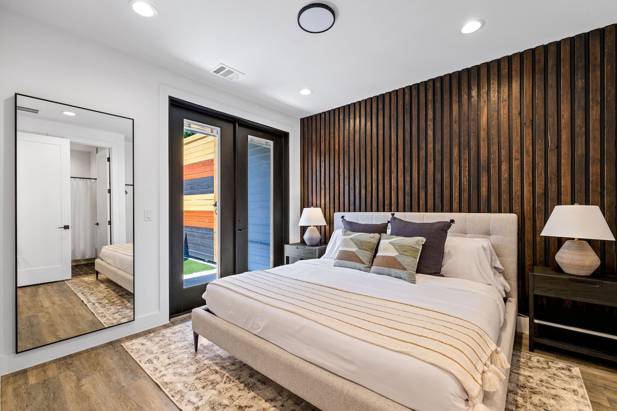 חדר שינה בקומה הראשונה - מיטת קינג סייז עם חדר רחצה צמוד