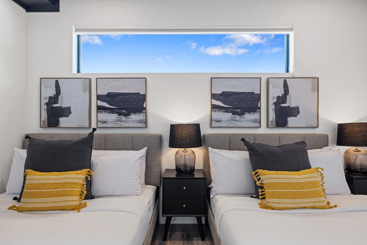 חדר שינה בקומה הראשונה - 2 מיטות קווין סייז