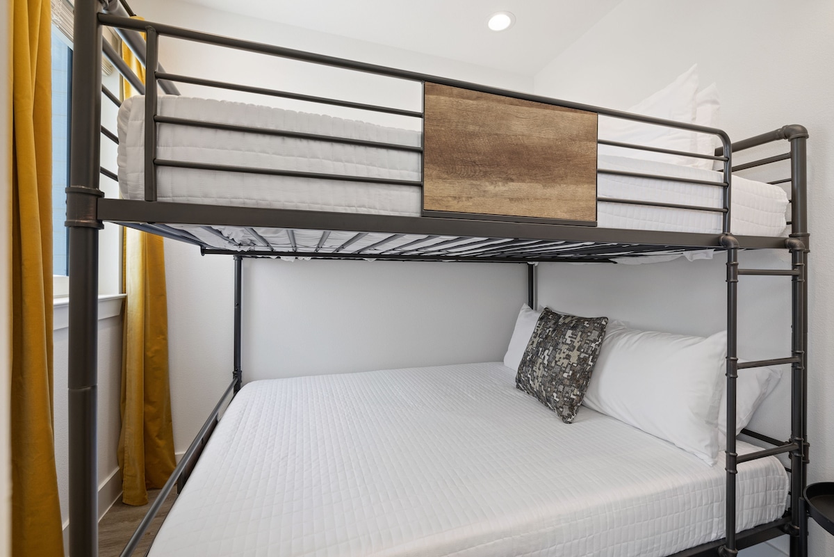 חדר שינה בקומה השנייה (קטן) - מיטת קומתיים קווין מעל קווין