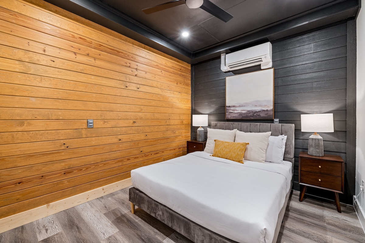 חדר שינה בקומה הראשונה - מיטת קווין סייז