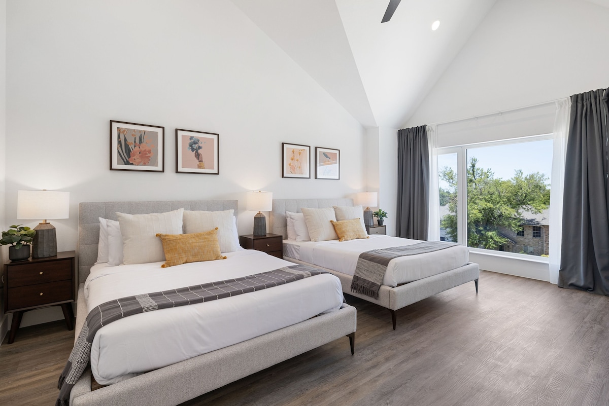 חדר שינה בקומה השלישית - 2 מיטות קווין סייז עם חדר רחצה וטלוויזיה צמודים