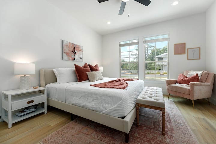 חדר שינה אחד מציע מיטת קינג סייז עם שירותים צמודים.