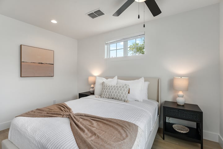 בחדר שינה 2 יש מיטת קווין סייז.