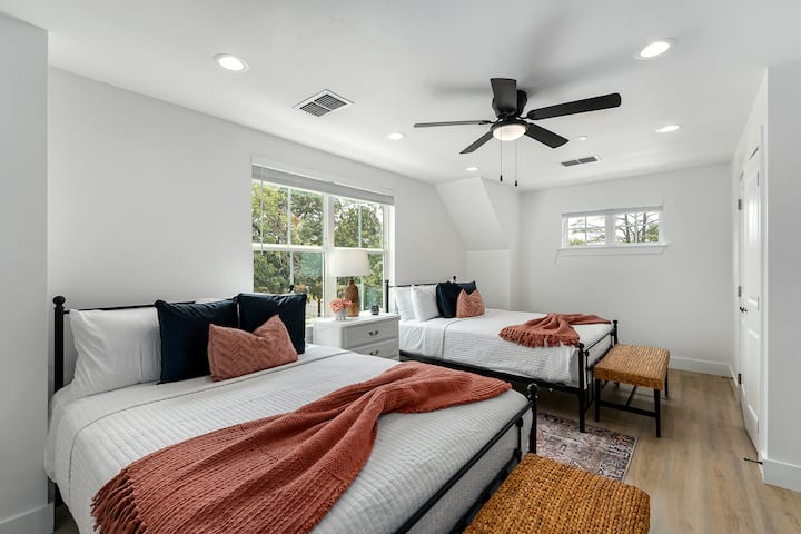 חדר שינה 3 מציע שתי מיטות קווין סייז.