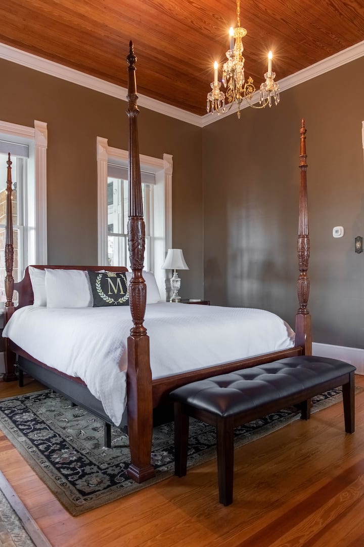 ¿Qué mejor manera de terminar un día explorando, degustando vinos o experimentando la historia local que la cama tamaño queen más lujosa con una almohada Mildred hecha a medida?