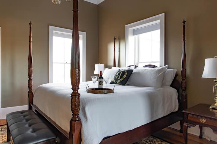 Cama tamaño king con dosel y muchas vistas para despertarse.